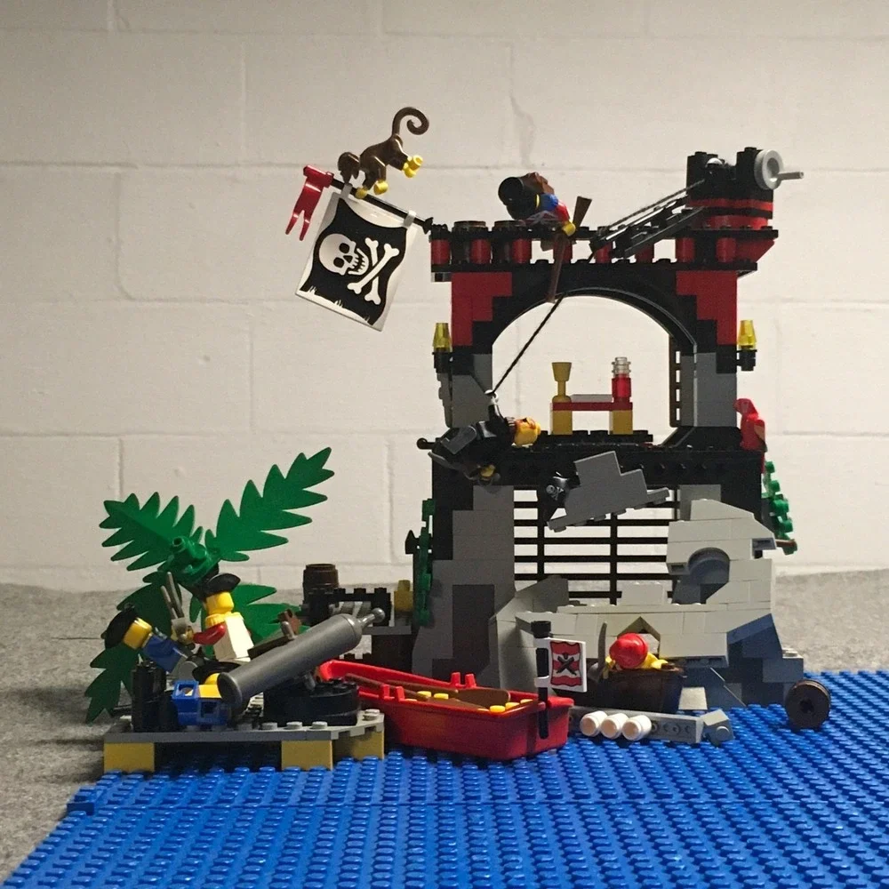 Pirates LEGO Skull Island (6279)‎